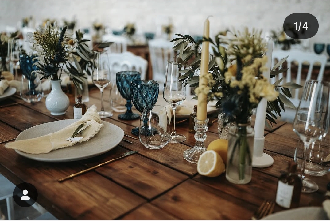 Table bois avec verres bleus, olivier et bougies