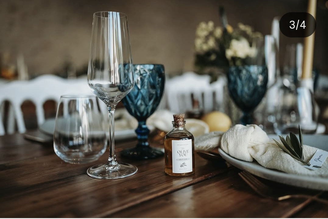 Détail de verrerie et cadeau invité huile d'olive