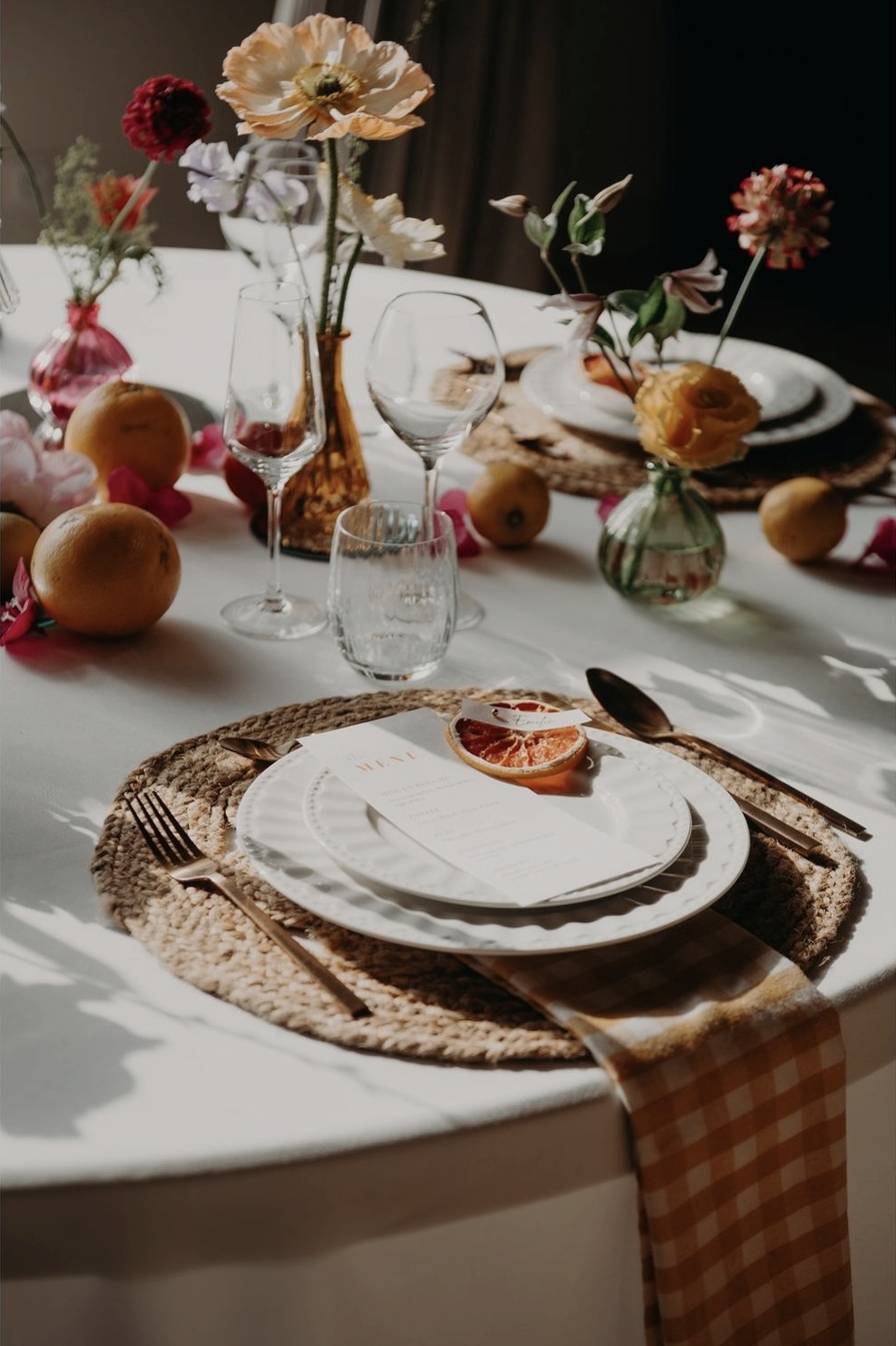 Art de la table avec menu, agrumes et vaisselle blanche